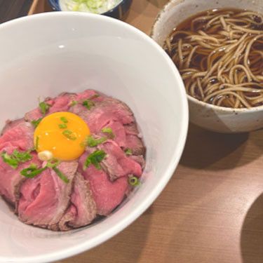 taisetsuはなれのローストビーフ丼ハーフと小そばセット